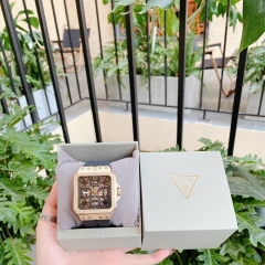 Guess Leo |Nam Giới |Mặt Vuông Vàng Gold |Dây Cao Su Đen |Máy Pin (Quartz) |Size 42mm