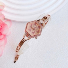 Guess Mặt Lục Giác |Nữ Giới |Đính Đá Màu Hồng |Dây Kim Loại Rose Gold |Máy Pin (Quartz) |Size 28mm
