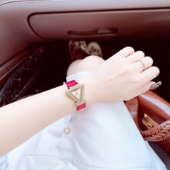 Guess Mặt Tam Giác |Nữ Giới |Đính Đá |Dây Da Đỏ |Máy Pin (Quartz) |Size 34mm