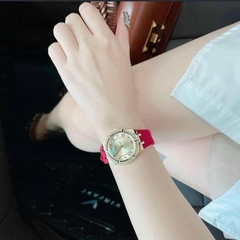 Guess Modern |Nữ Giới |Mặt Vàng Gold |Dây Cao Su Đỏ |Máy Pin (Quartz) |Size 36mm