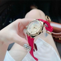 Guess Modern |Nữ Giới |Mặt Vàng Gold |Dây Cao Su Đỏ |Máy Pin (Quartz) |Size 36mm