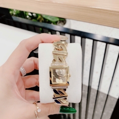 Guess Mặt Vuông |Nữ Giới |Đính Đá |Dây Mắt Xích Vàng Gold |Máy Pin (Quartz) |Size 21mm
