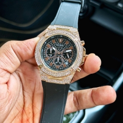 Guess Pegasus |Nam Giới |Đính Đá Vàng Gold |Dây Sillicone Đen |Máy Pin (Quartz) |Size 45mm