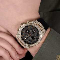 Guess Pegasus |Nam Giới |Đính Đá Vàng Gold |Dây Sillicone Đen |Máy Pin (Quartz) |Size 45mm