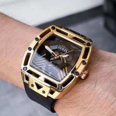 Guess Legend |Nam giới |Mặt Chữ Nhật Vàng Gold |Dây Sillicone Đen |Máy Pin (Quartz) |Size 43mm