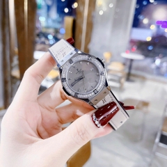 Hublot Geneve |Nữ Giới |Đính Đá Vuông |Dây Da Xám Bọc Cao Su |Máy Pin (Máy Quartz) |Size 34mm