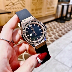 Hublot Geneve |Nữ Giới |Rose Gold |Đính Đá Tròn |Dây Silicone Đen |Máy Pin (Máy Quartz) |Size 34mm