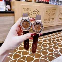 Hublot Geneve |Nữ Giới |Rose Gold |Đính Đá Tròn |Dây Silicone Nâu |Máy Pin (Máy Quartz) |Size 34mm