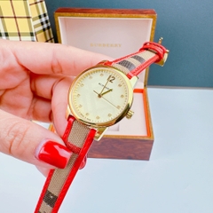 Burberry The Classic Round |Nữ Giới |Mặt Vàng |Dây Vải Bọc Da Đỏ |Máy Pin (Quartz) |Size 32mm