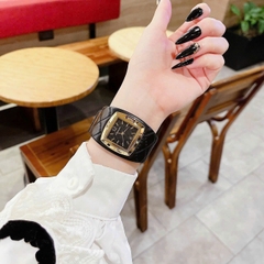 Burberry Mặt Vuông |Nữ Giới |Vàng Gold |Dây Da Đen |Máy Pin (Quartz) |Size 36x36mm