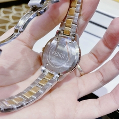 Fendi IShine |Nữ Giới |Mặt Tròn |Đính Diamond Đỏ |Dây Kim Loại Demi Vàng |Máy Pin (Quartz) |Size 33mm