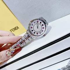 Fendi IShine |Nữ Giới |Mặt Tròn |Đính Đá Đỏ |Dây Kim Loại Silver |Máy Pin (Quartz) |Size 33mm
