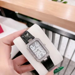 Royal Crown Mặt Chữ Nhật |Nữ Giới |Đính Đá |Dây Da Đen |Máy Pin (Quartz) |Size 20x30mm