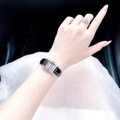 Royal Crown Mặt Chữ Nhật |Nữ Giới |Số La Mã |Đính Đá |Dây Da Đen |Máy Pin (Quartz) |Size 20x28mm