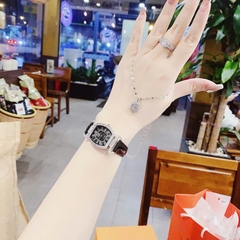 Royal Crown Mặt Oval |Nữ Giới |Đính Đá |Dây Da Đen |Máy Pin (Quartz) |Size 27mm