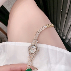 Royal Crown Mặt Oval |Nữ Giới |Vàng Gold |Lắc Tay Đính Pha Lê |Máy Pin (Quartz) |Size 26mm