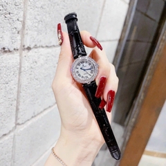 Royal Crown Mặt Số La Mã |Nữ Giới |Đính Đá |Dây Da Đen |Máy Pin (Quartz) |Size 30mm