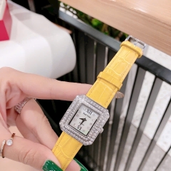 Royal Crown Mặt Vuông |Nữ Giới |Đính Đá |Dây Da Vàng |Máy Pin (Quartz) |Size 34mm