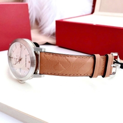 Burberry The City Embossed |Nam Giới |Mặt Trắng |Dây Da Nâu |Máy Pin (Quartz) |Size 42mm
