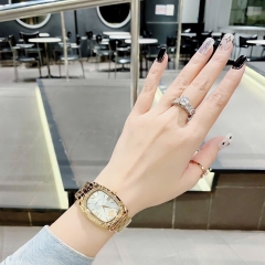 Versace Couture |Nữ Giới |Mặt Chữ Nhật Trắng |Dây Kim Loại Vàng Gold |Máy Pin (Quartz) |Size 30x38mm