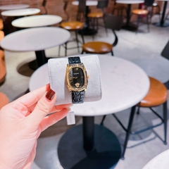 Versace Couture |Nữ Giới |Mặt Chữ Nhật |Vàng Gold |Dây Da Đen |Máy Pin (Quartz) |Size 30x38mm