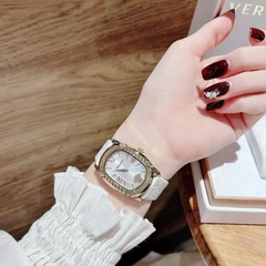 Versace Couture |Nữ Giới |Mặt Chữ Nhật |Vàng Gold |Dây Da Trắng |Máy Pin (Quartz) |Size 30x38mm