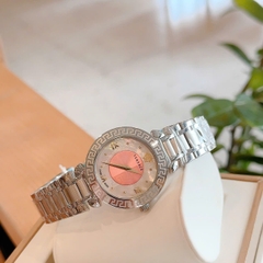 Versace Daphnis |Nữ Giới |Mặt Tròn Hồng |Dây Kim Loại Silver |Máy Pin (Quartz) |Size 35mm