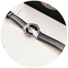Versace Daphnis |Nữ Giới |Mặt Tròn |Silver |Dây Da Đen |Máy Pin (Quartz) |Size 35mm