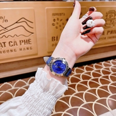 Versace Daphnis |Nữ Giới |Mặt Tròn |Silver |Dây Da Xanh Dương |Máy Pin (Quartz) |Size 35mm
