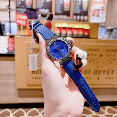 Versace Daphnis |Nữ Giới |Mặt Tròn |Silver |Dây Da Xanh Dương |Máy Pin (Quartz) |Size 35mm
