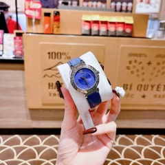 Versace Daphnis |Nữ Giới |Mặt Tròn |Silver |Dây Da Xanh Dương |Máy Pin (Quartz) |Size 35mm