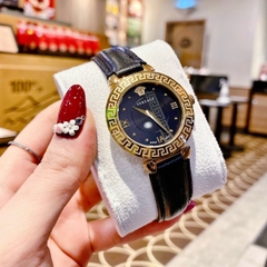 Versace Daphnis |Nữ Giới |Mặt Tròn |Vàng Gold |Dây Da Đen |Máy Pin (Quartz) |Size 35mm