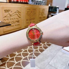 Versace Daphnis |Nữ Giới |Mặt Tròn |Vàng Gold |Dây Da Đỏ |Máy Pin (Quartz) |Size 35mm