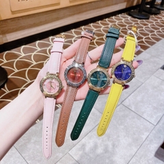 Versace Daphnis |Nữ Giới |Mặt Tròn |Vàng Gold |Dây Da Hồng |Máy Pin (Quartz) |Size 35mm