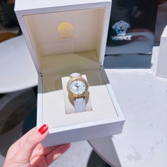 Versace Daphnis |Nữ Giới |Mặt Tròn |Vàng Gold |Dây Da Trắng |Máy Pin (Quartz) |Size 35mm