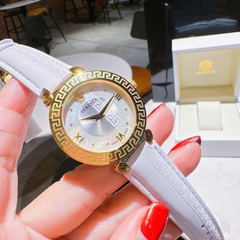 Versace Daphnis |Nữ Giới |Mặt Tròn |Vàng Gold |Dây Da Trắng |Máy Pin (Quartz) |Size 35mm