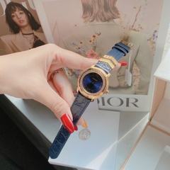 Versace DV-25 |Nữ Giới |Mặt Tròn |Đính Đá |Dây Da Xanh Dương |Máy Pin (Quartz) |Size 36mm