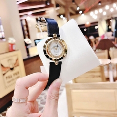 Versace Eon |Nữ Giới |Mặt Trắng Xoay |Vàng Gold |Dây Da Đen |Máy Pin (Quartz) |Size 33mm