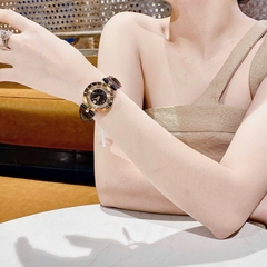 Versace Eon |Nữ Giới |Mặt Tròn Xoay |Vàng Gold |Dây Da Đen |Máy Pin (Quartz) |Size 33mm