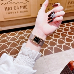 Versace Greca Icon |Nữ Giới |Mặt Chữ Nhật Đen |Dây Lưới Rose Gold |Máy Pin (Quartz) |Size 21x39mm