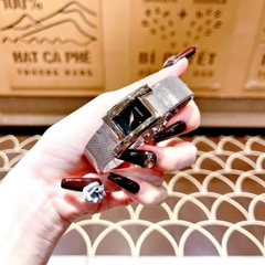 Versace Greca Icon |Nữ Giới |Mặt Chữ Nhật Đen |Dây Lưới Rose Gold |Máy Pin (Quartz) |Size 21x39mm