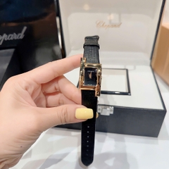 Versace Greca Icon |Nữ Giới |Mặt Chữ Nhật |Vàng Gold |Dây Da Đen |Máy Pin (Quartz) |Size 21x39mm