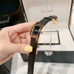 Versace Greca Icon |Nữ Giới |Mặt Chữ Nhật |Vàng Gold |Dây Da Đen |Máy Pin (Quartz) |Size 21x39mm