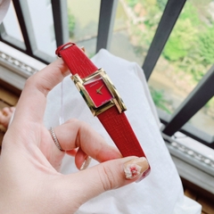 Versace Greca Icon |Nữ Giới |Mặt Chữ Nhật |Vàng Gold |Dây Da Đỏ |Máy Pin (Quartz) |Size 21x39mm