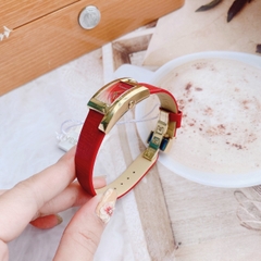 Versace Greca Icon |Nữ Giới |Mặt Chữ Nhật |Vàng Gold |Dây Da Đỏ |Máy Pin (Quartz) |Size 21x39mm