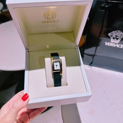 Versace Greca Icon |Nữ Giới |Mặt Chữ Nhật Trắng |Vàng Gold |Dây Da Đen |Máy Pin (Quartz) |Size 21x39mm