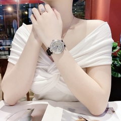 Xcer Đính Pha Lê |Nữ Giới |Mặt Tròn |Silver |Dây Da Đen |Pin (Máy Quartz) |Size 35mm
