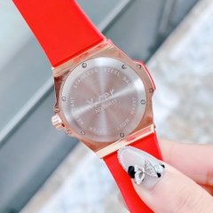 Xcer Tựa Hublot |Nữ Giới |Đính Đá Rose Gold |Dây Silicone Đỏ |Máy Pin (Quartz) |Size 36mm
