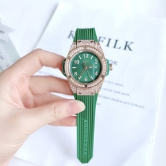 Xcer Tựa Hublot |Nữ Giới |Đính Đá Rose Gold |Dây Silicone Xanh Lá |Máy Pin (Quartz) |Size 36mm