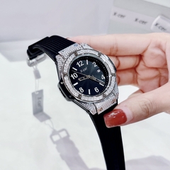 Xcer Tựa Hublot |Nữ Giới |Đính Đá Silver |Dây Silicone Đen |Máy Pin (Quartz) |Size 36mm